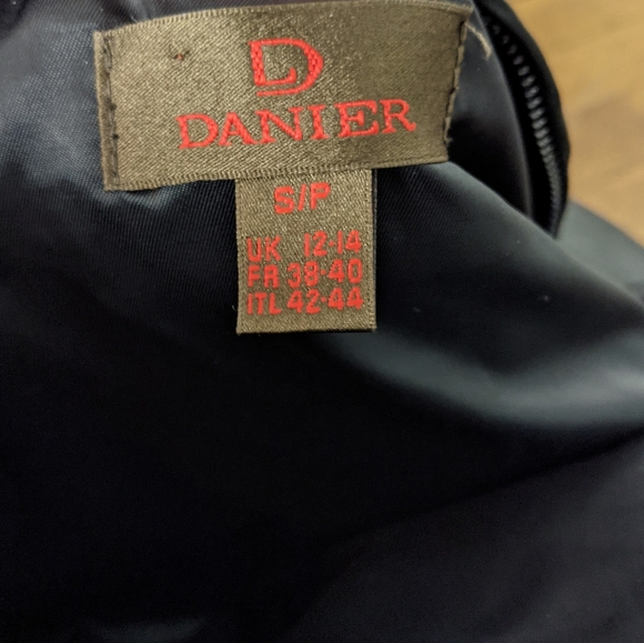 Danier long black leather jacket - Picture 7 of 8